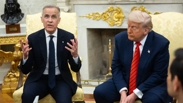 epa12078431 US President Donald Trump (R) and Canadian Prime Minister Mark Carney (L) meet in the Oval Office at the White House in Washington, DC, USA, 06 May 2025. EPA/FRANCIS CHUNG / POOL