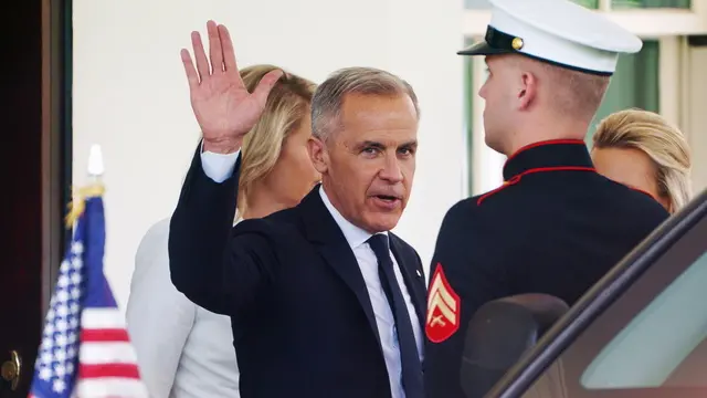 epa12078472 Canadian Prime Minister Mark Carney (C) leaves after a meeting with the US president at the White House in Washington, DC, USA, 06 May 2025. EPA/WILL OLIVER
