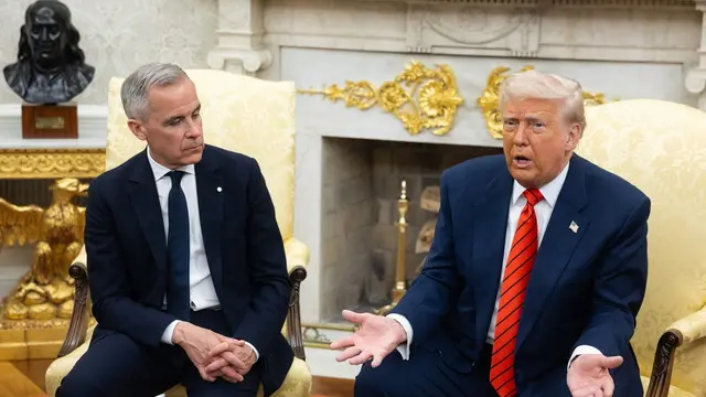 epa12078297 US President Donald Trump (R) and Canadian Prime Minister Mark Carney (L) meet in the Oval Office at the White House in Washington, DC, USA, 06 May 2025. EPA/FRANCIS CHUNG / POOL