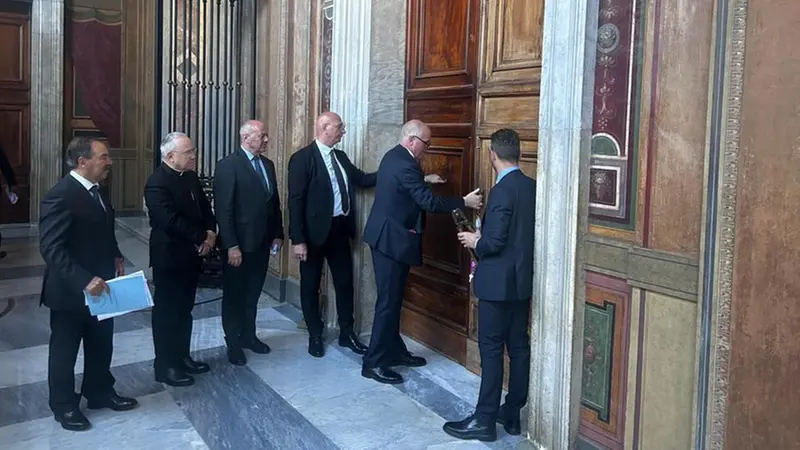 La chiusura delle entrate del Palazzo Apostolico - Foto Ansa © www.giornaledibrescia.it
