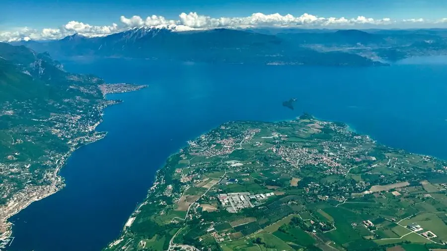 Il golfo di Salò, sullo sfondo il monte Baldo