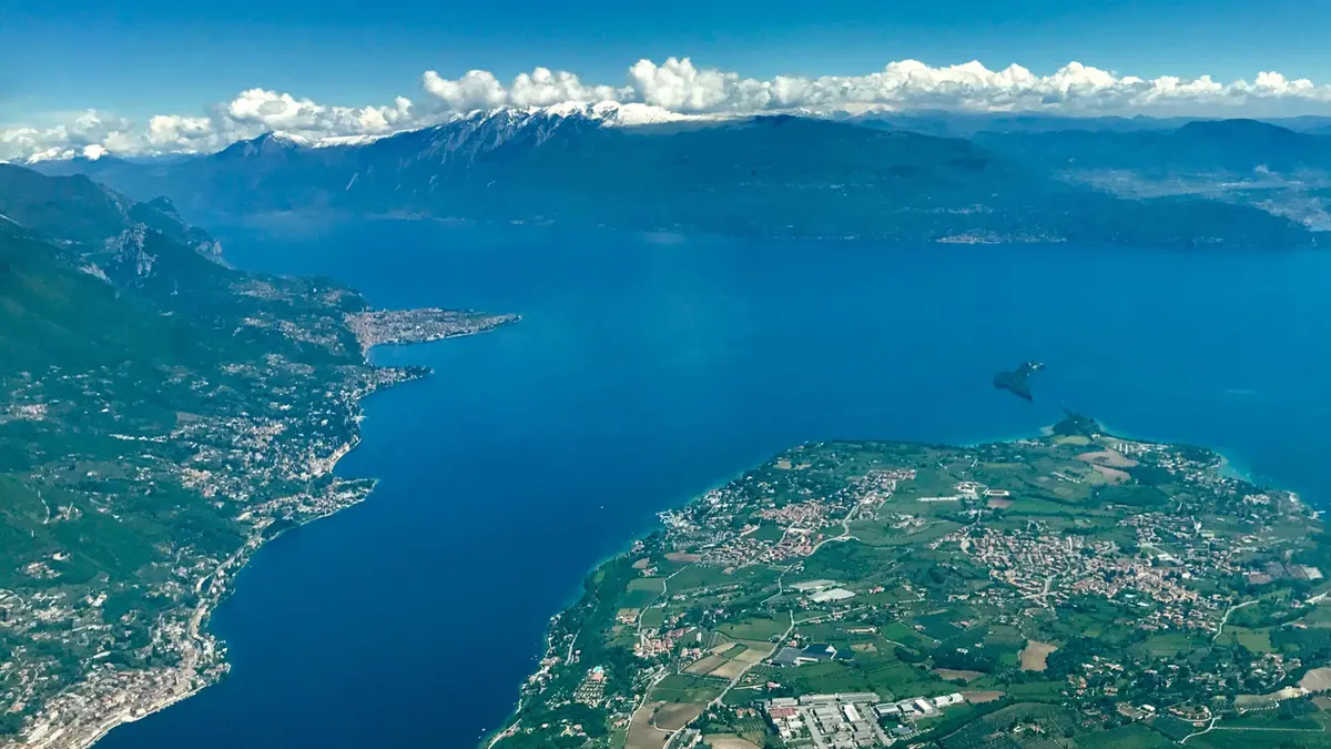 Il golfo di Salò, sullo sfondo il monte Baldo