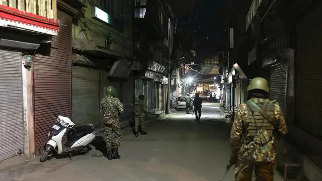 epa12078186 Indian paramilitary soldiers patrol a street of Srinagar, the summer capital of Indian-administered Kashmir, 06 May 2025. Authorities increased security measures across the Indian-administered Kashmir following the deadly attack on 22 April 2025 in Pahalgam that left 26 people dead. EPA/FAROOQ KHAN