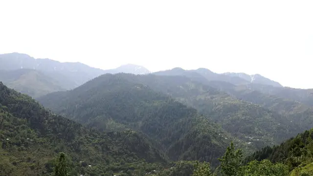 epa12069227 Villages of Pakistan-administered Kashmir are seen from Churunda village of Uri sector, along the Line of Control (LoC) in Baramulla, Indian-administered Kashmir, 02 May 2025. Security has been built up along the LoC, the de facto border that separates Kashmir into Indian and Pakistani administered parts, after at least 26 people were killed on 22 April when gunmen opened fire on a group of tourists in the popular destination of Pahalgam, an incident that regional authorities have described as the most serious attack on civilians in recent years and that has intensified India-Pakistan tensions. EPA/FAROOQ KHAN