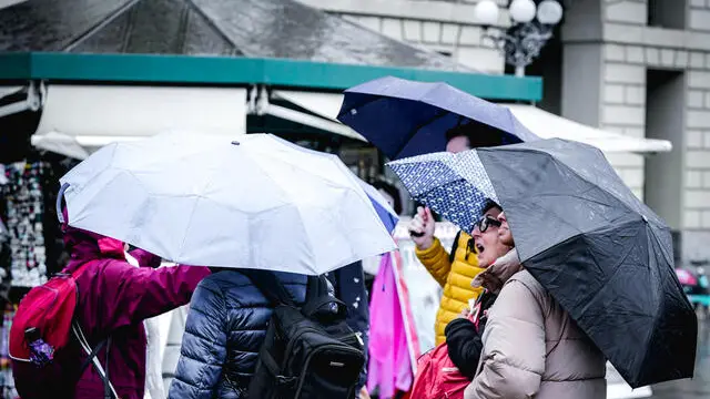 Maltempo, pioggia e temperature in discesa per la settimana santa. Torino 14 aprile 2025 ANSA/TINO ROMANO