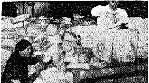 I pacchi dell’Eca donati per Natale '49 alle famiglie sostenute