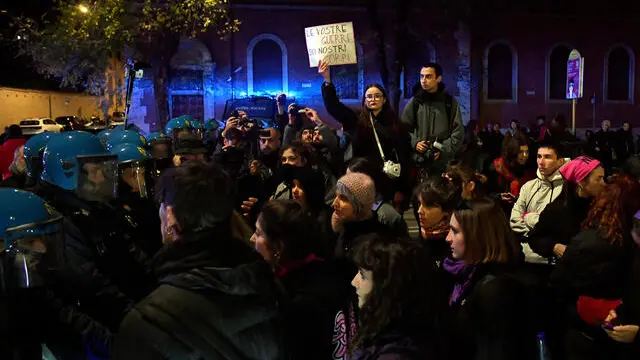 Il blocco della Polizia impedisce ad alcune manifestanti di avvicinarsi alla sede dei Pro Vita in Viale Manzoni durante la manifestazione ’Non Una di Meno’ contro la violenza sulle donne Roma, 23 novembre 2024. ANSA/FABIO CIMAGLIA