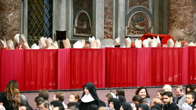 epa12079539 Cardinals attend a special Mass 'Pro eligendo papa' or for the election of the Pope, before the start of the conclave, at St Peter's Basilica in the Vatican, 07 May 2025. EPA/ALESSANDRO DI MEO