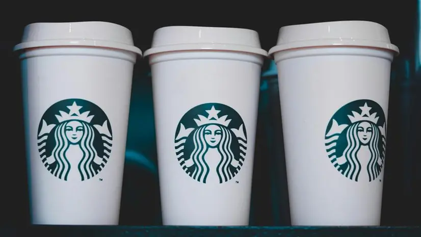 Inovação Italiana na Starbucks: Tecnologia de Quartzo de Rovato Revoluciona as Canecas Sustentáveis