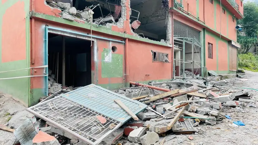 Una moschea distrutta dall'attacco indiano nel Kashmir amministrato dal Pakistan - Foto Ansa © www.giornaledibrescia.it