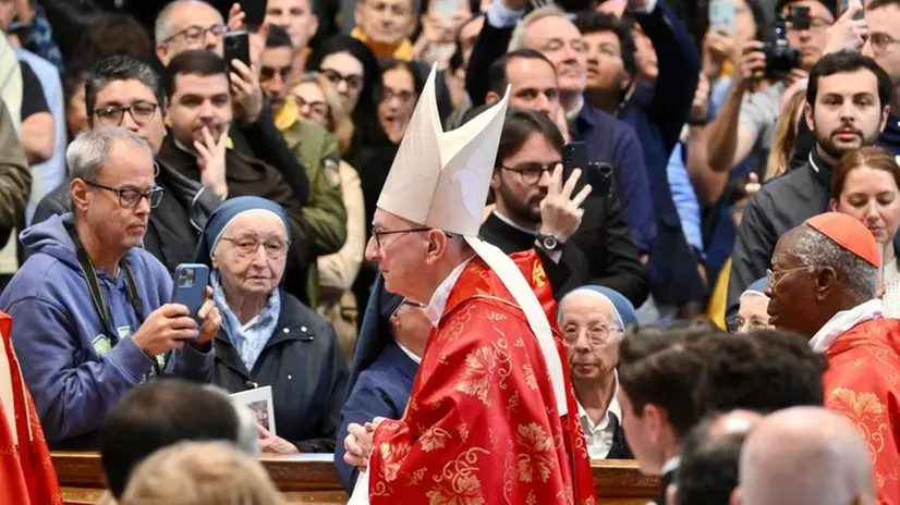 Il cardinale Re ha celebrato la messa Pro eligendo - Foto Ansa © www.giornaledibrescia.it