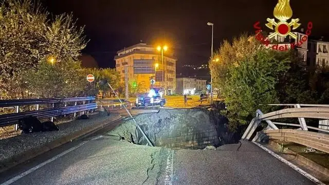 La voragine in cui hanno perso la vita Leone Nardon e suo figlio Francesco nel torrente Agno, presso Valdagno nel Vicentino, 18 aprile 2025. ANSA/Vigili del Fuoco ANSA PROVIDES ACCESS TO THIS HANDOUT PHOTO TO BE USED SOLELY TO ILLUSTRATE NEWS REPORTING OR COMMENTARY ON THE FACTS OR EVENTS DEPICTED IN THIS IMAGE; NO ARCHIVING; NO LICENSING +++ NPK
