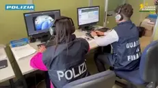 Ventinove misure cautelari e 40 perquisizioni sono in corso di esecuzione in 10 citta tra Emilia Romagna , Campania e Lombardia nei confronti di presunti appartenenti a un'associazione per delinquere operante nel settore edilizio e dedita all'emissione di fatture false, riciclaggio e autoriciclaggio di denaro. Oltre 100 unità composte da operatori della polizia di Stato e da militari della guardia di finanza sono impegnate nell'operazione che si sta svolgendo Bologna, Ferrara, Modena, Ravenna, Reggio Emilia, Forlì, Rimini, Mantova, Napoli e Caserta. ANSA/US POLIZIA +++ NPK +++ NO SALES, EDITORIAL USE ONLY +++