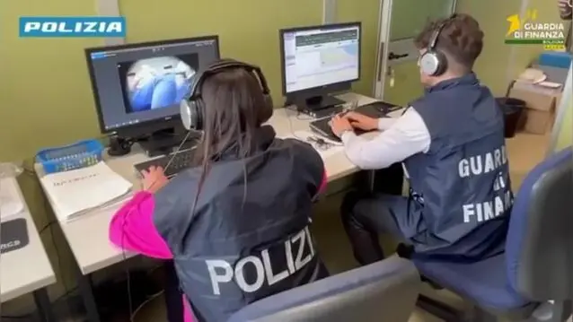 Ventinove misure cautelari e 40 perquisizioni sono in corso di esecuzione in 10 citta tra Emilia Romagna , Campania e Lombardia nei confronti di presunti appartenenti a un'associazione per delinquere operante nel settore edilizio e dedita all'emissione di fatture false, riciclaggio e autoriciclaggio di denaro. Oltre 100 unità composte da operatori della polizia di Stato e da militari della guardia di finanza sono impegnate nell'operazione che si sta svolgendo Bologna, Ferrara, Modena, Ravenna, Reggio Emilia, Forlì, Rimini, Mantova, Napoli e Caserta. ANSA/US POLIZIA +++ NPK +++ NO SALES, EDITORIAL USE ONLY +++