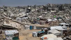 epa12077997 A general view from a school housing displaced people in Jabalia camp, north of Gaza City, 06 May 2025. EPA/HAITHAM IMAD