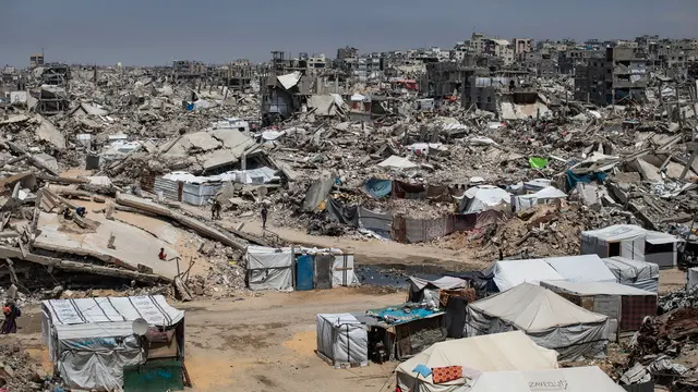 epa12077997 A general view from a school housing displaced people in Jabalia camp, north of Gaza City, 06 May 2025. EPA/HAITHAM IMAD