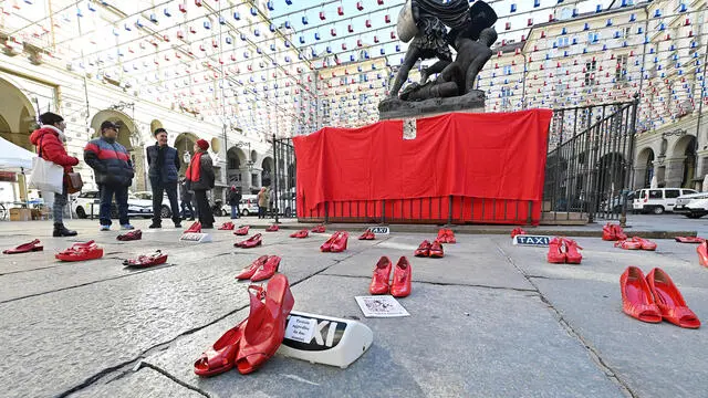 Scarpe rosse esposte davanti al comune di Torino per ricordare le donne aggredite, Torino, 25 Novembre 2024 ANSA/ALESSANDRO DI MARCO