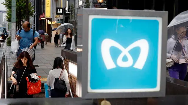 epa11676936 The Tokyo Metro logo is seen at a subway entrance in Tokyo, Japan, 23 October 2024. On 23 October 2024, subway operator Tokyo Metro Co. made its debut at the Tokyo Stock Exchange, in Japan's biggest initial public offering (IPO) in six years. EPA/FRANCK ROBICHON