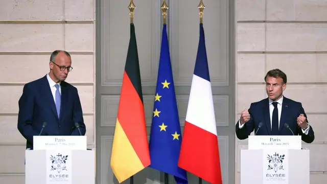 epa12079923 French President Emmanuel Macron (R) and German Chancellor Friedrich Merz (L) attend a news conference following their meeting at the Elysee Palace in Paris, France, 07 May 2025. The German Chancellor visits France and Poland the day after his election. EPA/HANNIBAL HANSCHKE