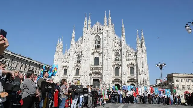 Il corteo per il 73° anniversario della Liberazione che attraversa il centro di Milano sino a giungere in piazza del Duomo, Milano, 25 aprile 2018. ANSA / MATTEO BAZZI