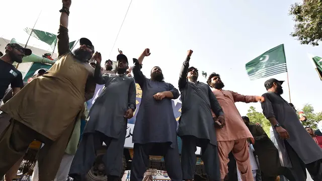 epa12080414 Supporters of Islamic political party Pakistan Markazi Muslim League (PMML) hold national flags as they shout anti-India slogans during a protest after India launched missile strikes in Pakistan, in Karachi, Pakistan, 07 May 2025. India said it conducted military strikes on nine sites in Pakistan in retaliation for a deadly militant attack on tourists in India-administered Kashmir. EPA/SHAHZAIB AKBER