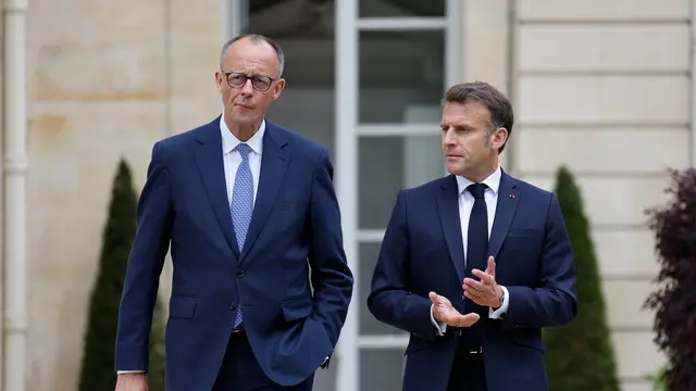 epa12080418 France's President Emmanuel Macron (R) speaks with Germany's newly elected Chancellor Friedrich Merz as they walk in the garden of the Elysee Palace in Paris, France, 07 May 2025. The German Chancellor is visiting France and Poland the day after his election. EPA/LUDOVIC MARIN / POOL MAXPPP OUT