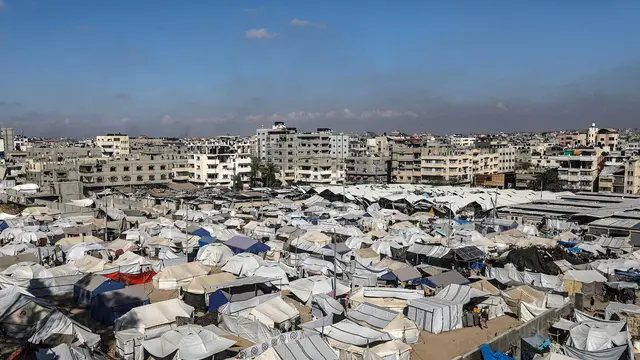 epaselect epa12075427 Tents of internally displaced Palestinians, who fled from northern Gaza Strip and east of Gaza City, set up next to Al Yarmouk stadium in central Gaza City, the Gaza Strip, 05 May 2025. According to the UN, at least 1.9 million people (or nine in ten people) across the Gaza Strip are internally displaced, including people who have been repeatedly displaced. Since October 2023, only about 11 percent of the Gaza Strip has not been placed under Israeli-issued evacuation orders, the UN aid coordination office OCHA said. EPA/MOHAMMED SABER