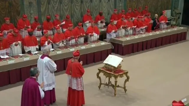 I cardinali elettori sono partiti in processione dalla Cappella Paolina, nella Prima Loggia del Palazzo Apostolico Vaticano, verso la Cappella Sistina per l'ingresso in Conclave. La processione, che passa per la Sala Regia, si svolge al canto delle Litanie dei Santi. Il 12 marzo 2013. ANSA/TELEPACE