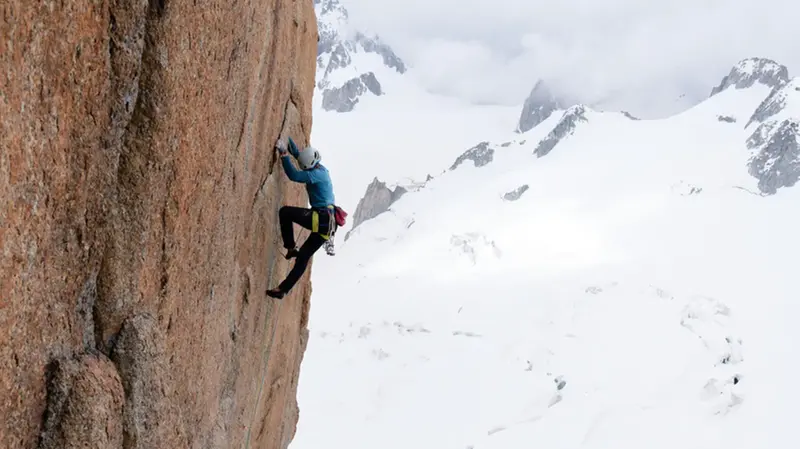 Un alpinista scala una parete rocciosa verticale - Cai.it