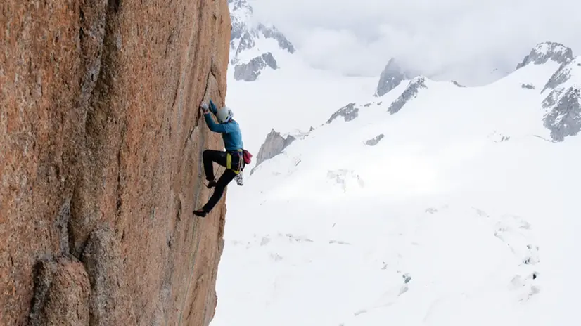 Un alpinista scala una parete rocciosa verticale - Cai.it