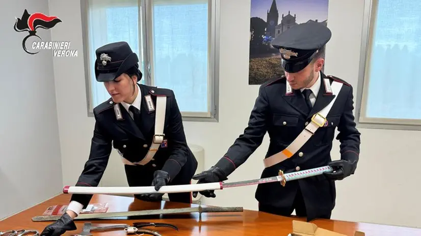 Alcune delle armi utilizzate nella rissa - Carabinieri Verona © www.giornaledibrescia.it