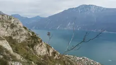 Uno scorcio suggestivo, a picco sul lago, che si gode nelle escursioni gardesane a mezza costa