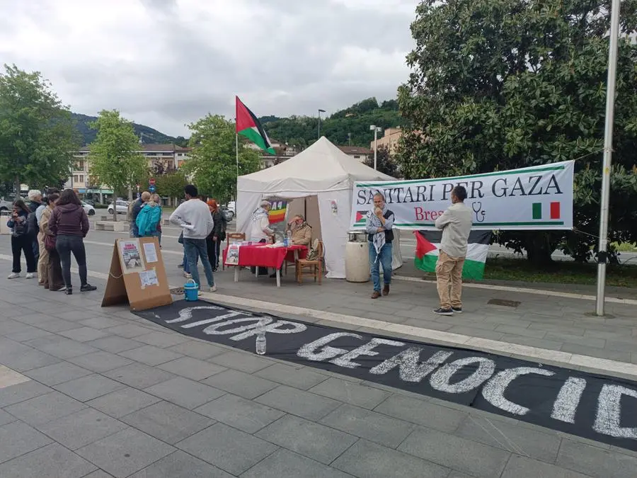 Il presidio del gruppo Brescia di Sanitari per Gaza fuori dal Civile