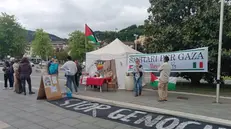 Il presidio del gruppo Brescia di Sanitari per Gaza fuori dal Civile