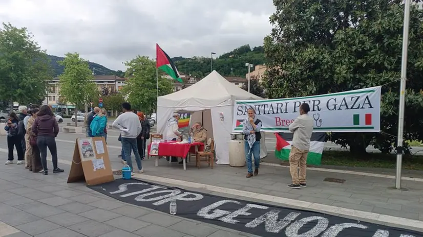 Il presidio del gruppo Brescia di Sanitari per Gaza fuori dal Civile