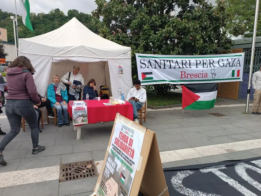 Il presidio del gruppo Brescia di Sanitari per Gaza fuori dal Civile