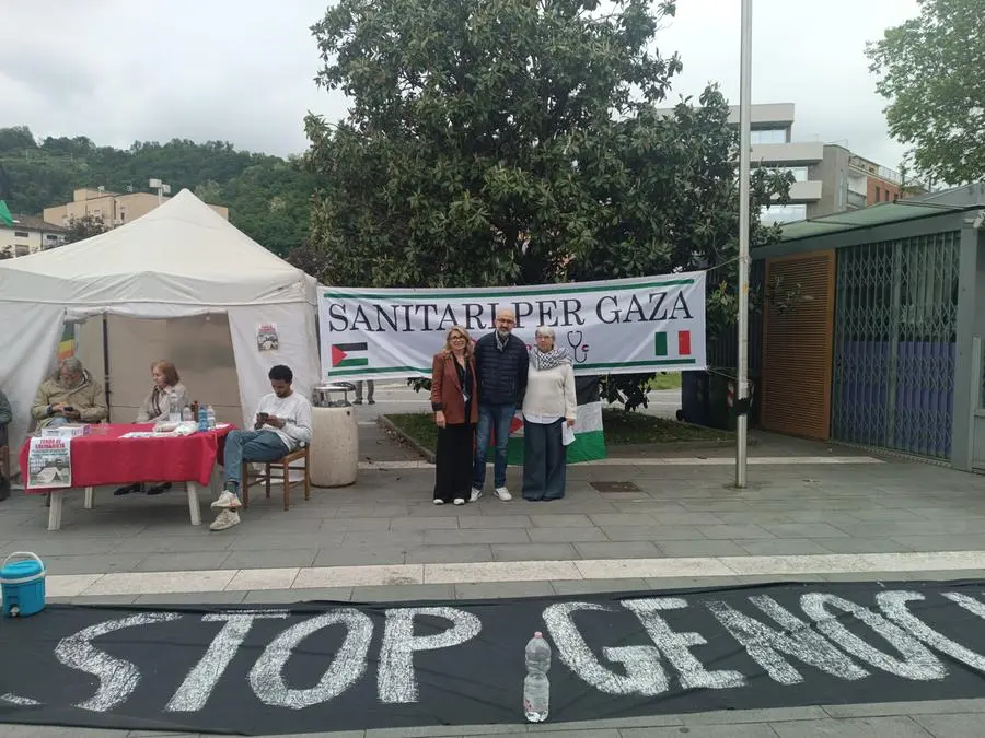 Il presidio del gruppo Brescia di Sanitari per Gaza fuori dal Civile