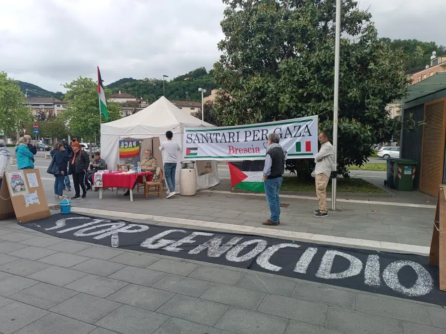 Il presidio del gruppo Brescia di Sanitari per Gaza fuori dal Civile