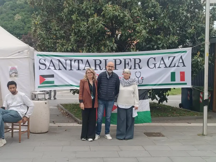 Il presidio del gruppo Brescia di Sanitari per Gaza fuori dal Civile