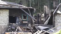 Il rifugio in Val Brandet dopo l'incendio - © www.giornaledibrescia.it
