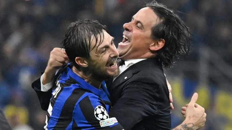 Inzaghi festeggia con Acerbi, l'autore del 3-3 con i blaugrana - Foto Ansa/Daniel Dal Zennaro © www.giornaledibrescia.it