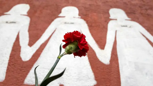 Studenti e professori universitari della facoltà di medicina e psicologia insieme per un minuto di chiasso in ricordo delle vittime di femminicidio. Roma 5 dicembre 2023 ANSA/MASSIMO PERCOSSI