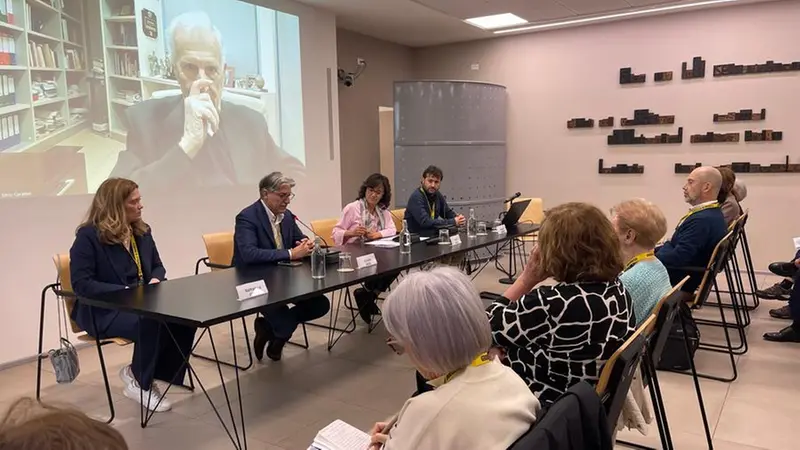 L'incontro in Sala Libretti con Garattini in collegamento - © www.giornaledibrescia.it