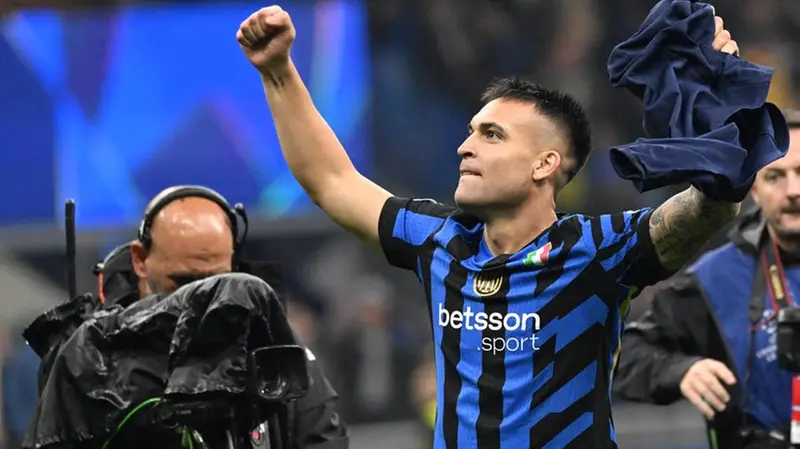 La gioia di Lautaro Martinez dopo il fischio finale - Foto Ansa/Daniel Dal Zennaro © www.giornaledibrescia.it