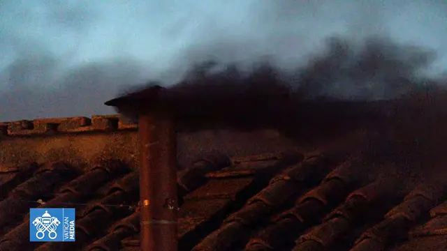 La fumata esce dal comignolo della cappella Sistina, Città del Vaticano, 7 maggio 2025. ANSA / VATICAN MEDIA +++NO SALES - EDITORIAL USE ONLY+++