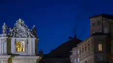 Black smoke comes out of the chimney atop the Sistine chapel on the first day of the conclave, Vatican City, 07 May 2025. ANSA/ANDREA SOLERO