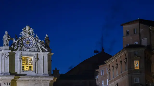 Black smoke comes out of the chimney atop the Sistine chapel on the first day of the conclave, Vatican City, 07 May 2025. ANSA/ANDREA SOLERO