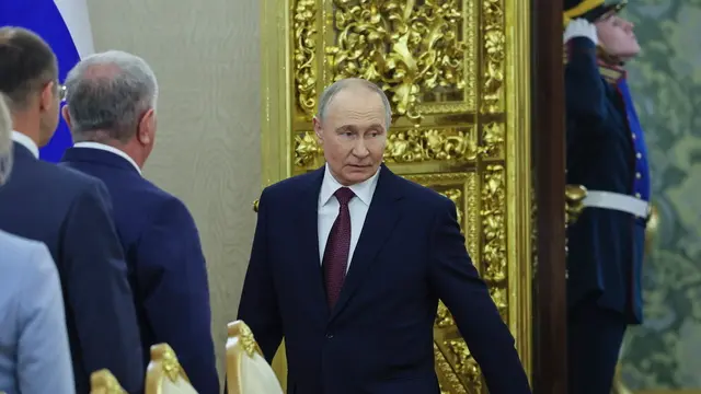 epa12081415 Russian President Vladimir Putin (C) arrives for talks with Mongolian President Ukhnaagiin Khurelsukh (not pictured) during their meeting at the Kremlin in Moscow, Russia, 07 May 2025. Russia will mark the 80th anniversary of the victory in World War II over Nazi Germany and its allies on 09 May. EPA/YURI KOCHETKOV / POOL