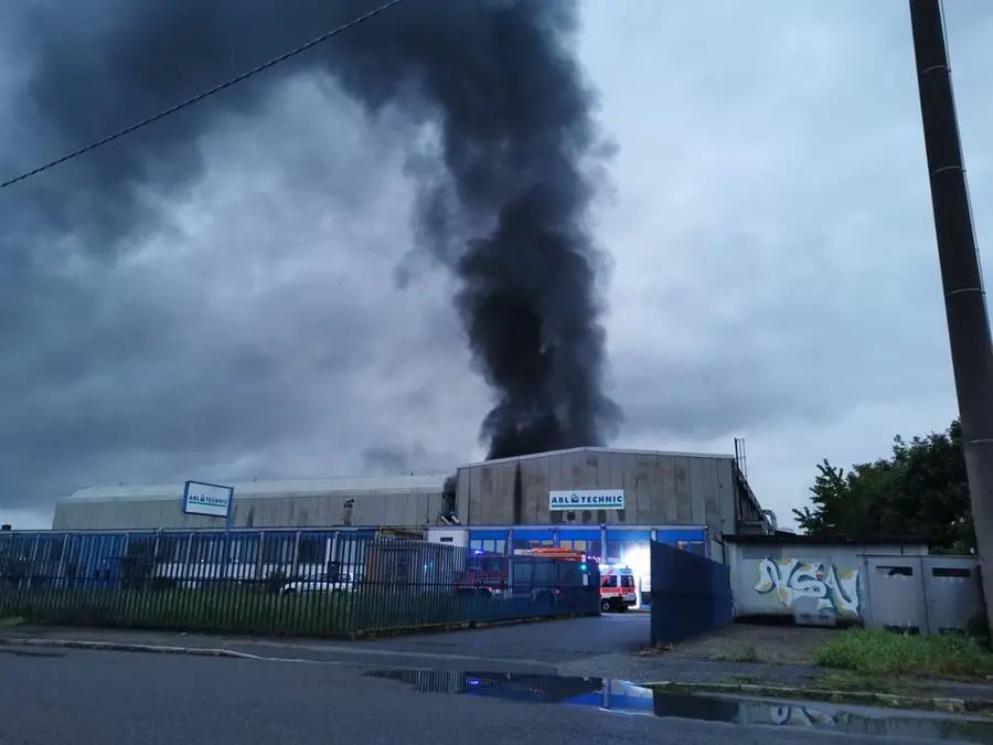 L'incendio in zona industriale