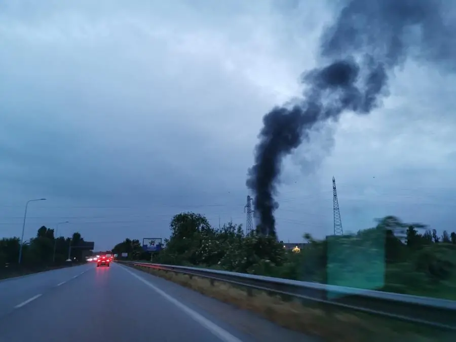 L'incendio in zona industriale
